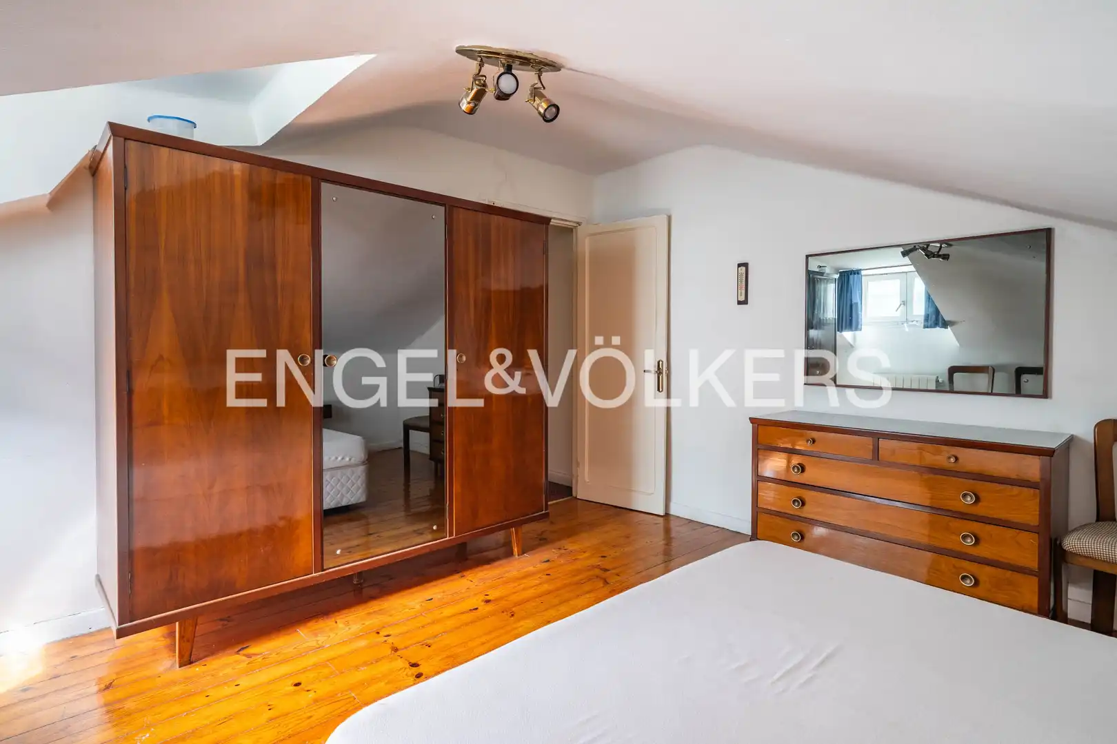 Schlafzimmer von Dachboden zum Verkauf in Santander mit Heizung