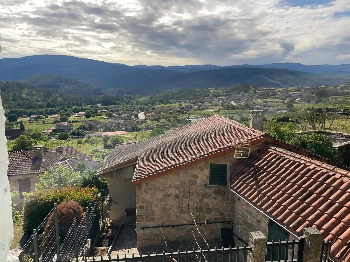 Vista exterior de Finca rústica en venda en A Arnoia amb Traster, Moblat i Balcó