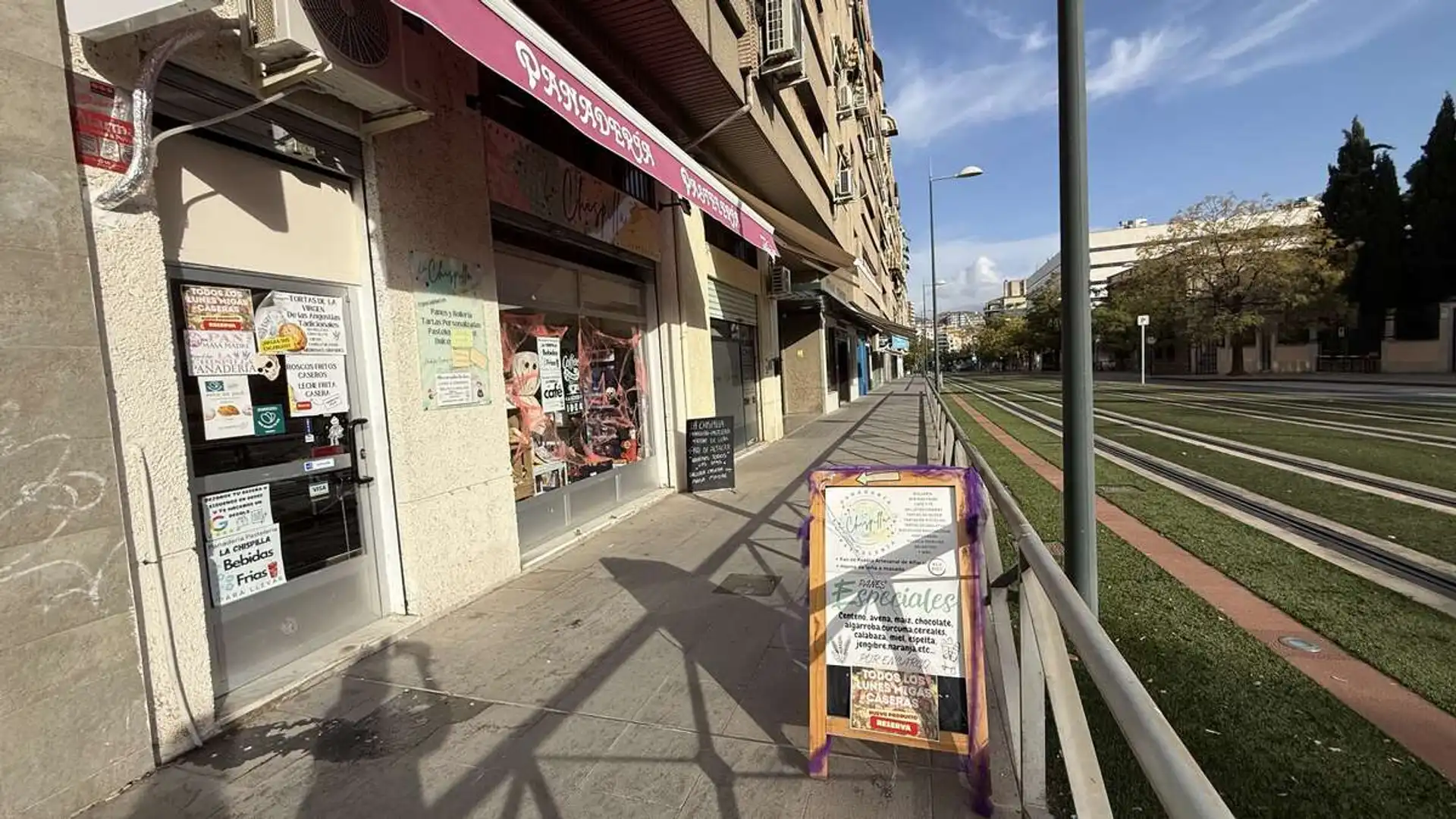 Vista exterior de Local en venda en  Granada Capital