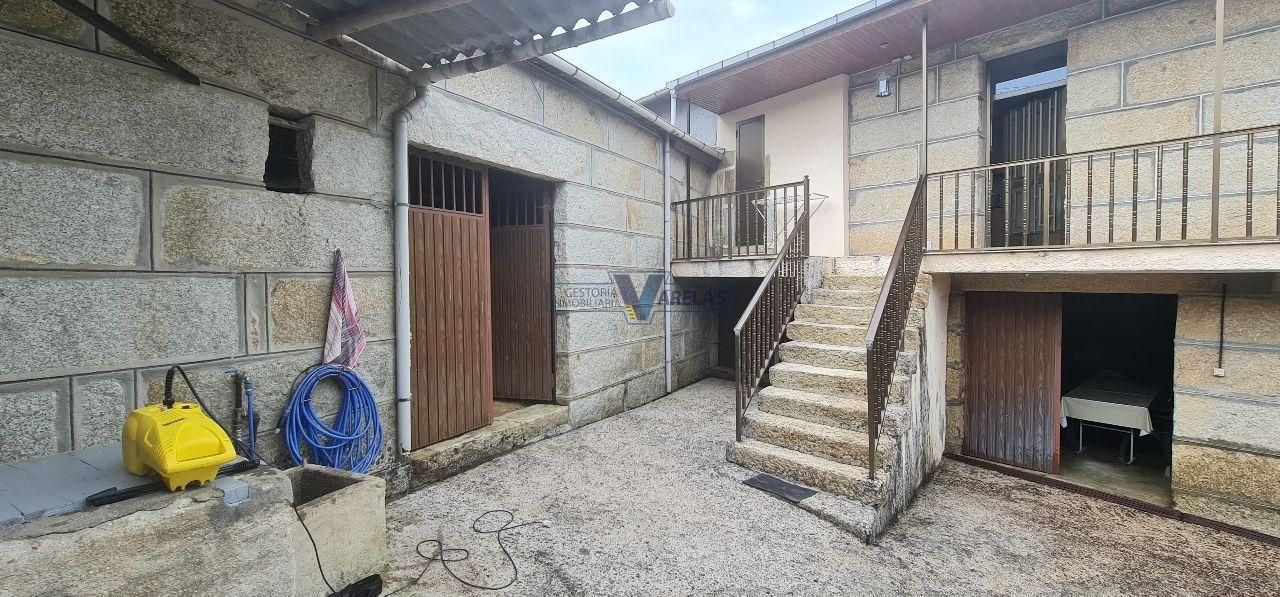 Vista exterior de Casa o xalet en venda en Toén amb Calefacció, Jardí privat i Terrassa