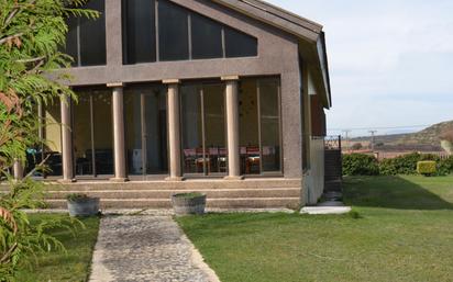 Vista exterior de Casa o xalet en venda en Ábalos amb Jardí privat, Terrassa i Piscina