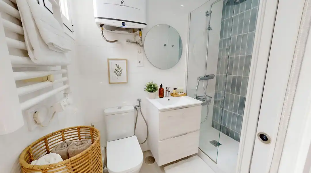 Bathroom of Flat for sale in Madrid  with Air Conditioner, Heating and Furnished