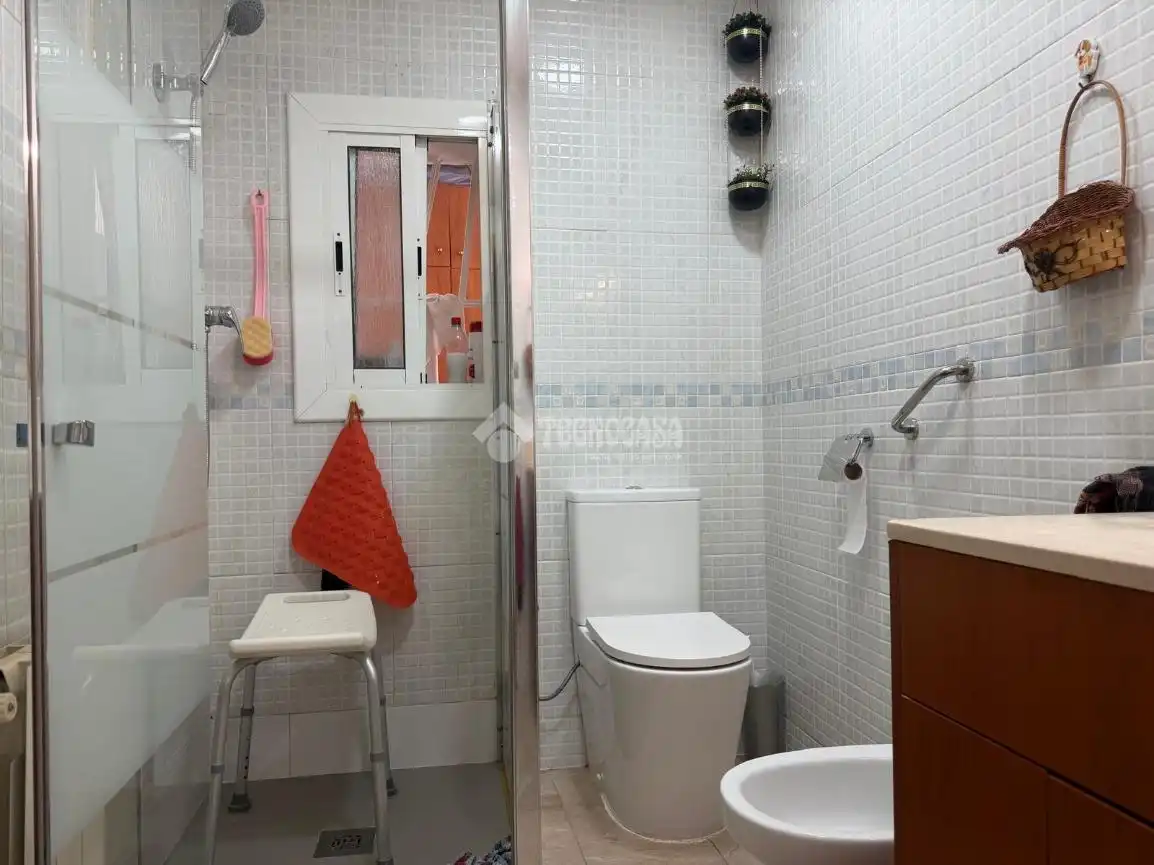 Bathroom of Flat for sale in Barcelona