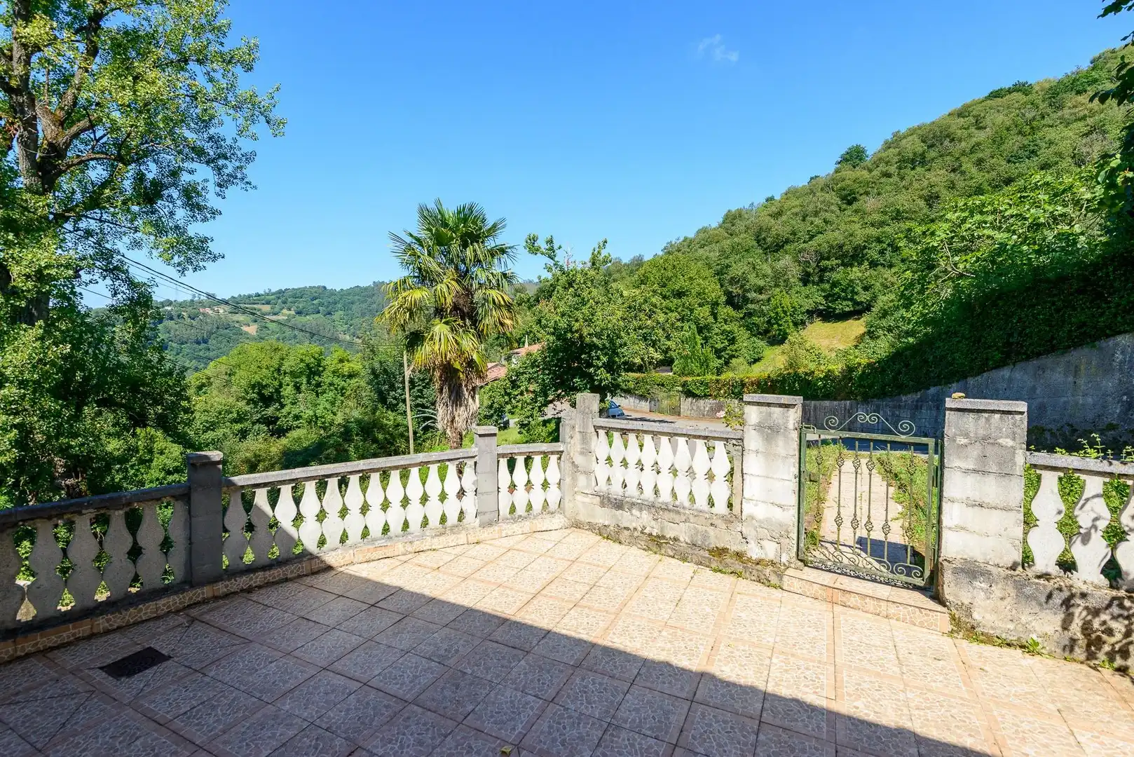 Terrassa de Casa adosada en venda en Mieres (Asturias) amb Jardí privat, Terrassa i Moblat
