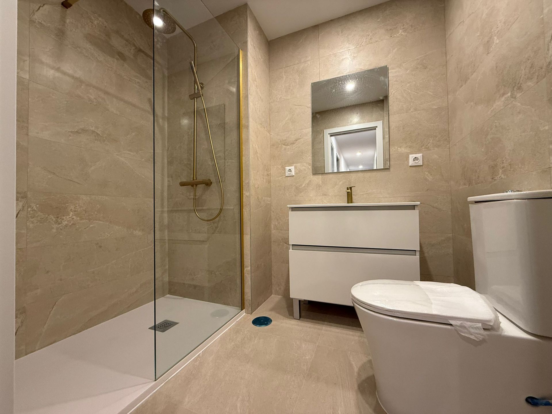 Bathroom of Flat for sale in Getafe  with Heating and Storage room