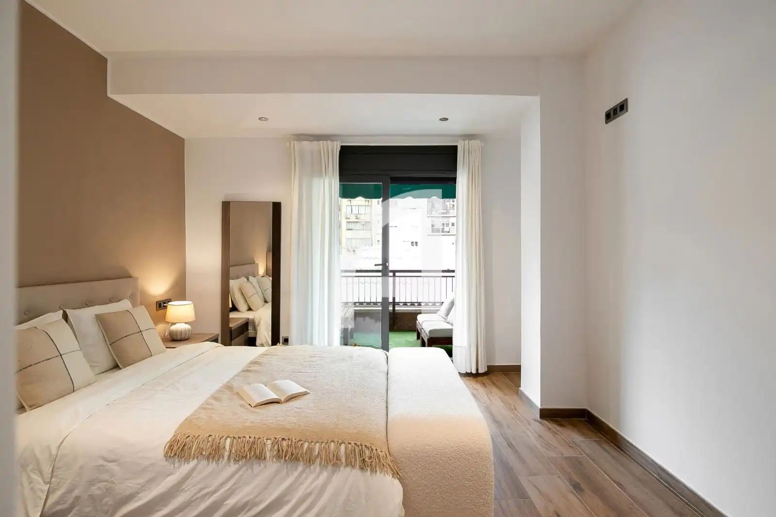 Bedroom of Flat for rent in Barcelona  with Air Conditioner, Heating and Parquet flooring