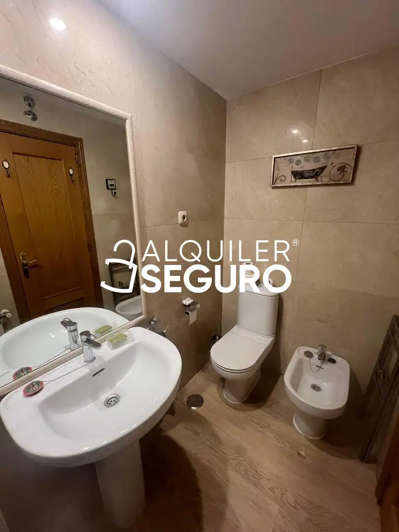 Baño de Piso de alquiler en Madrid con Aire acondicionado, Calefacción y Trastero