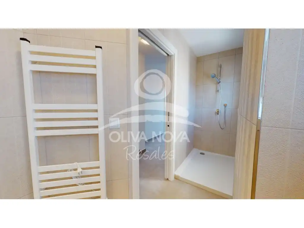 Bany de Apartament en venda en Oliva amb Aire condicionat, Jardí privat i Terrassa