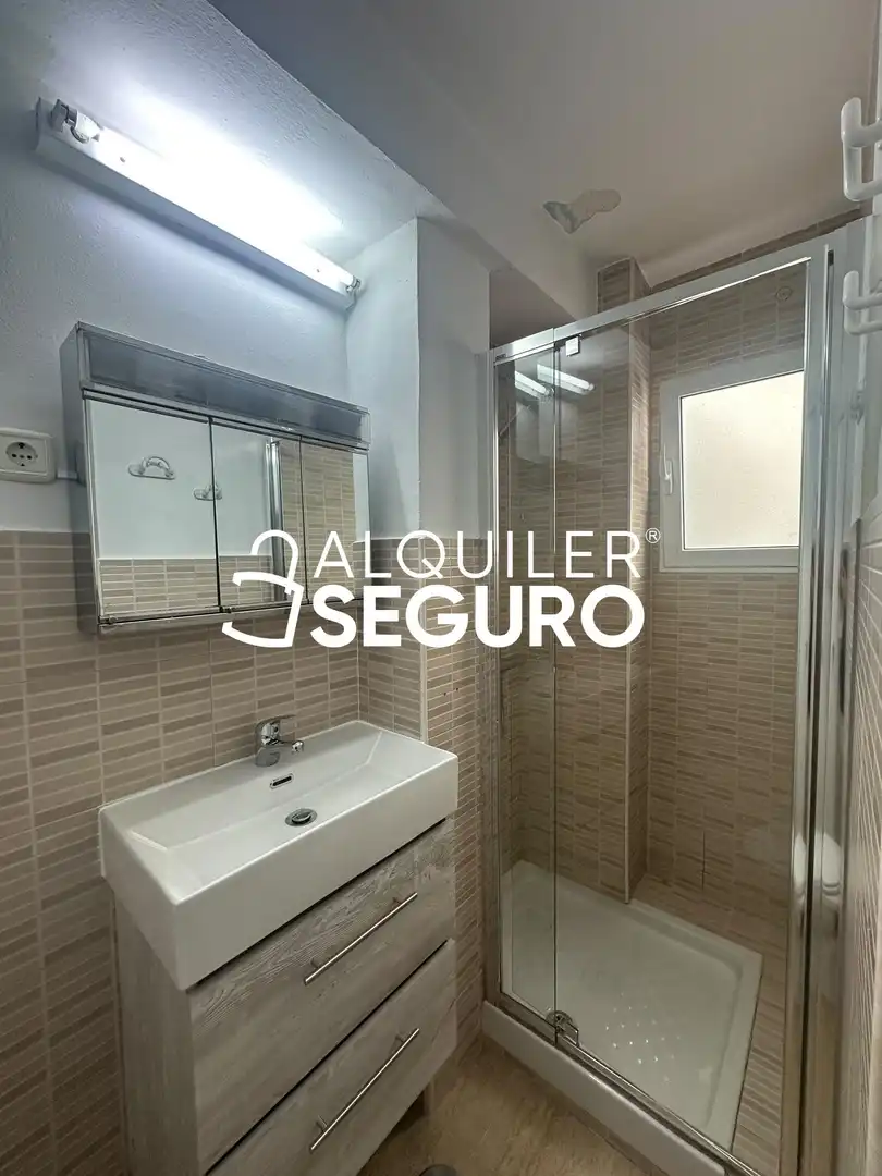Badezimmer von Wohnung zur Miete in Madrid mit Heizung und Terrasse