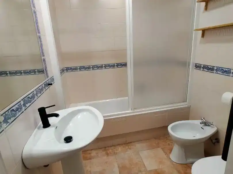 Badezimmer von Dachboden zum Verkauf in Almuñécar mit Klimaanlage, Abstellraum und Möbliert