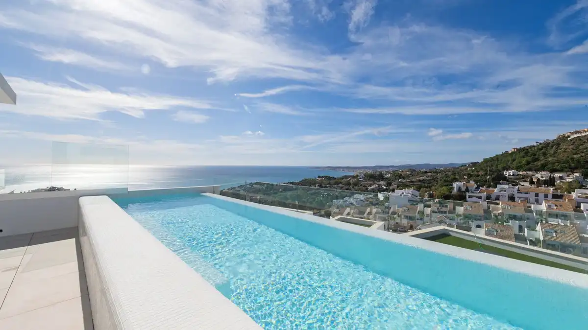 Schwimmbecken von Einfamilien-Reihenhaus zum Verkauf in Benalmádena mit Klimaanlage, Terrasse und Abstellraum