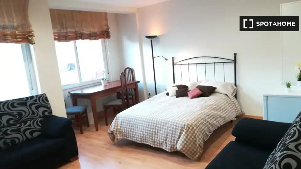 Habitación de Piso de alquiler en Zaragoza con Aire acondicionado, Calefacción y Amueblado