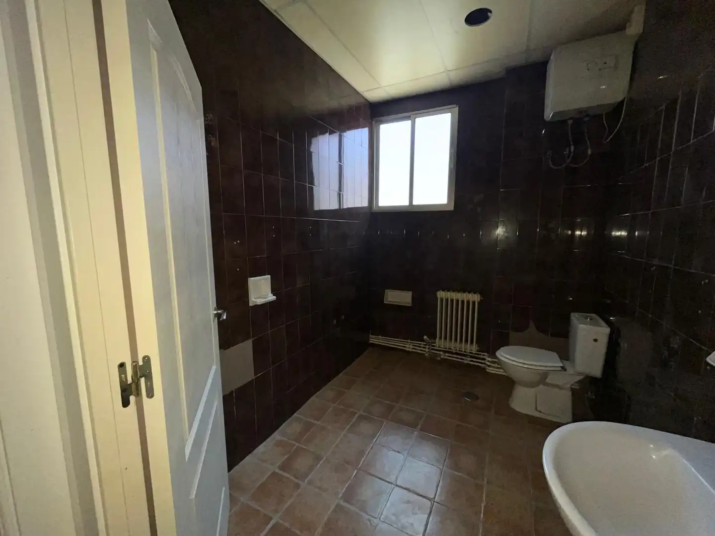 Badezimmer von Geschaftsraum zur Miete in Tudela de Duero mit Heizung und Parkett