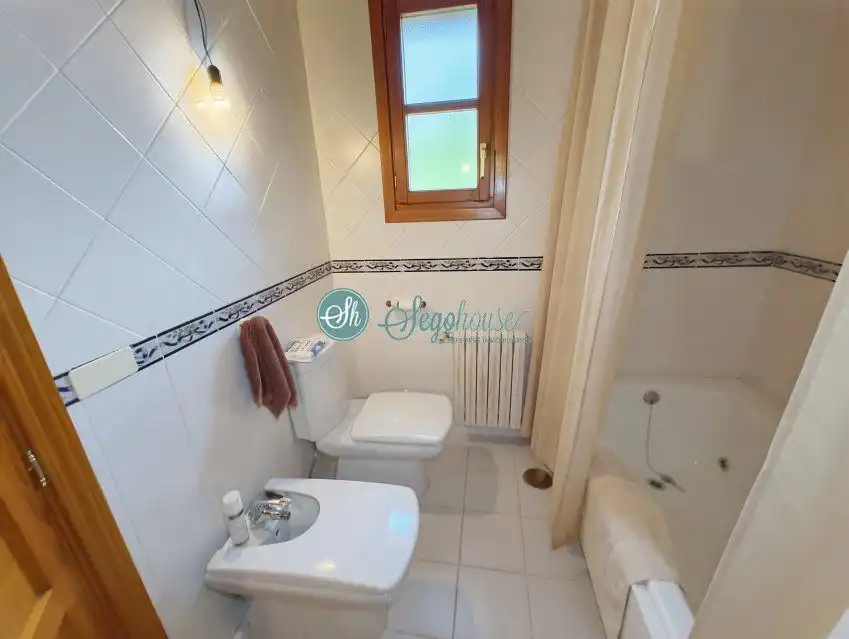 Baño de Casa o chalet en venta en Palazuelos de Eresma con Calefacción, Terraza y Amueblado