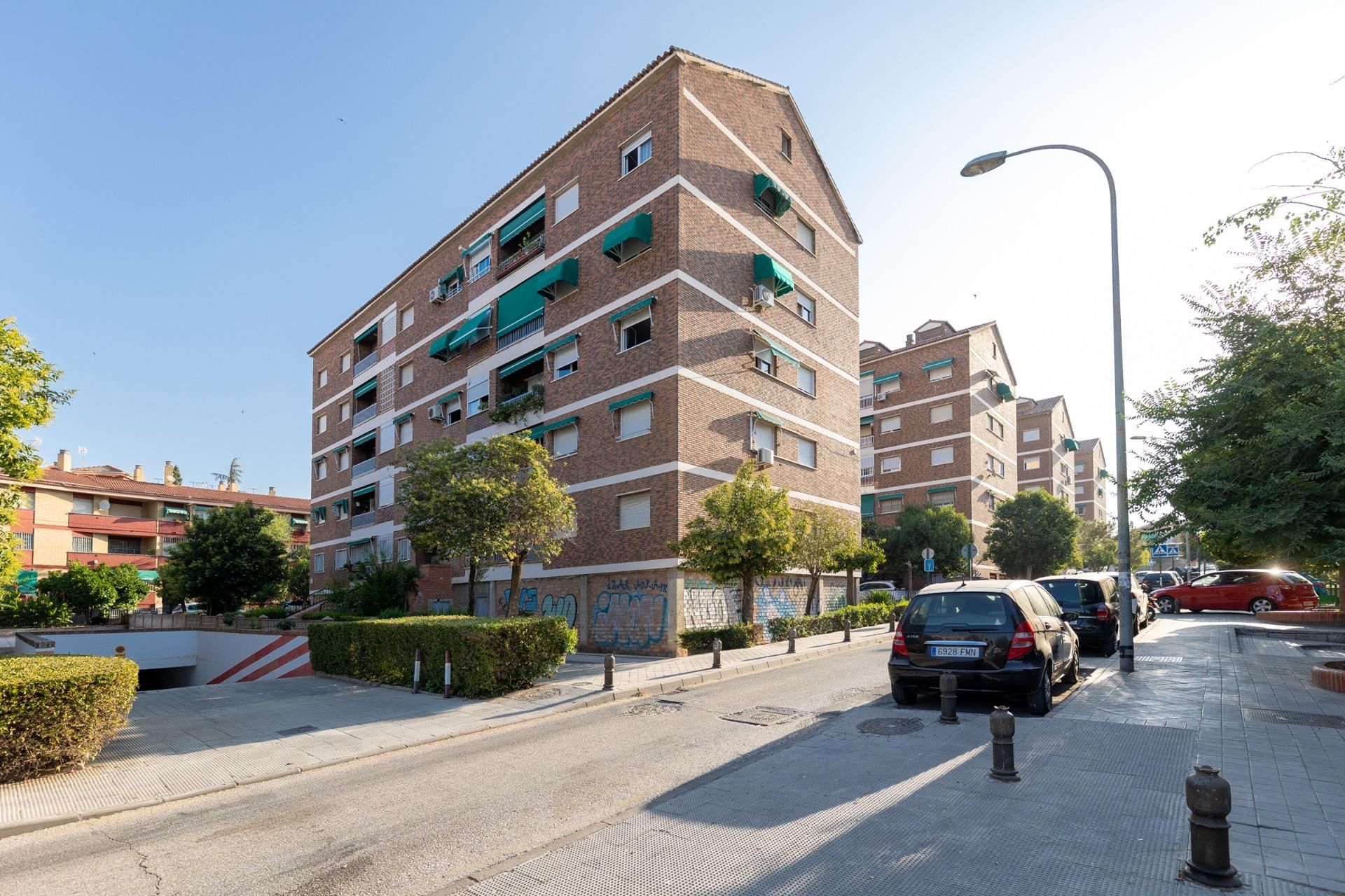 Außenansicht von Wohnung zum verkauf in  Granada Capital mit Heizung, Terrasse und Balkon