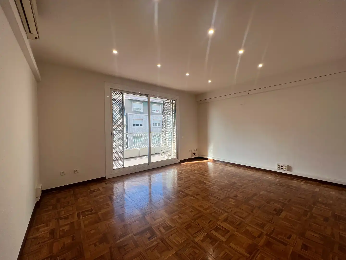Bureau avec ascenseur à louer à Carrer de Balmes 181