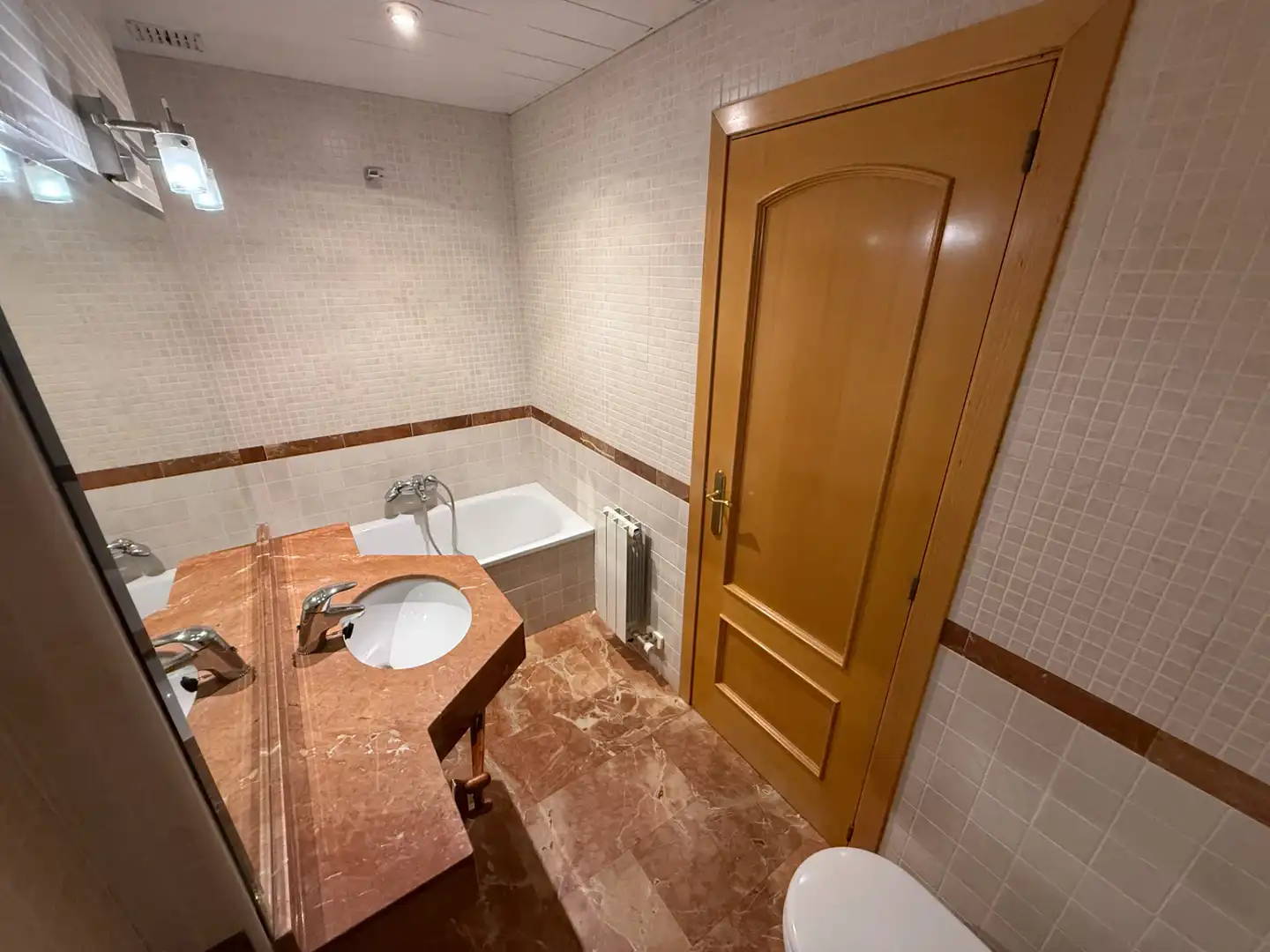 Badezimmer von Einfamilien-Reihenhaus zum Verkauf in L'Ametlla del Vallès mit Klimaanlage, Heizung und Privatgarten