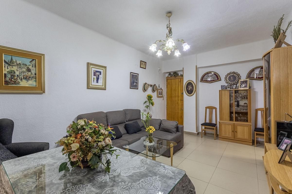 Living room of Flat for sale in  Granada Capital  with Terrace and Balcony