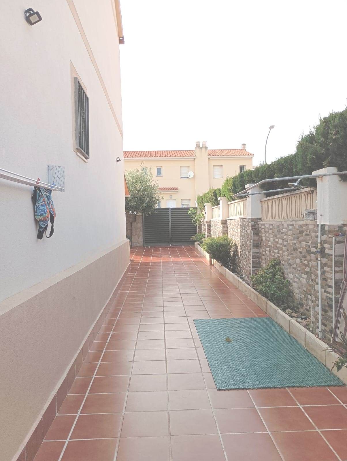 Casa adosada en venda en Mont-roig del Camp amb Aire condicionat, Jardí privat i Moblat