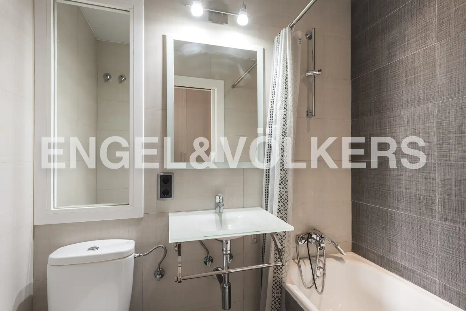 Badezimmer von Wohnung zur Miete in Madrid mit Klimaanlage, Heizung und Terrasse