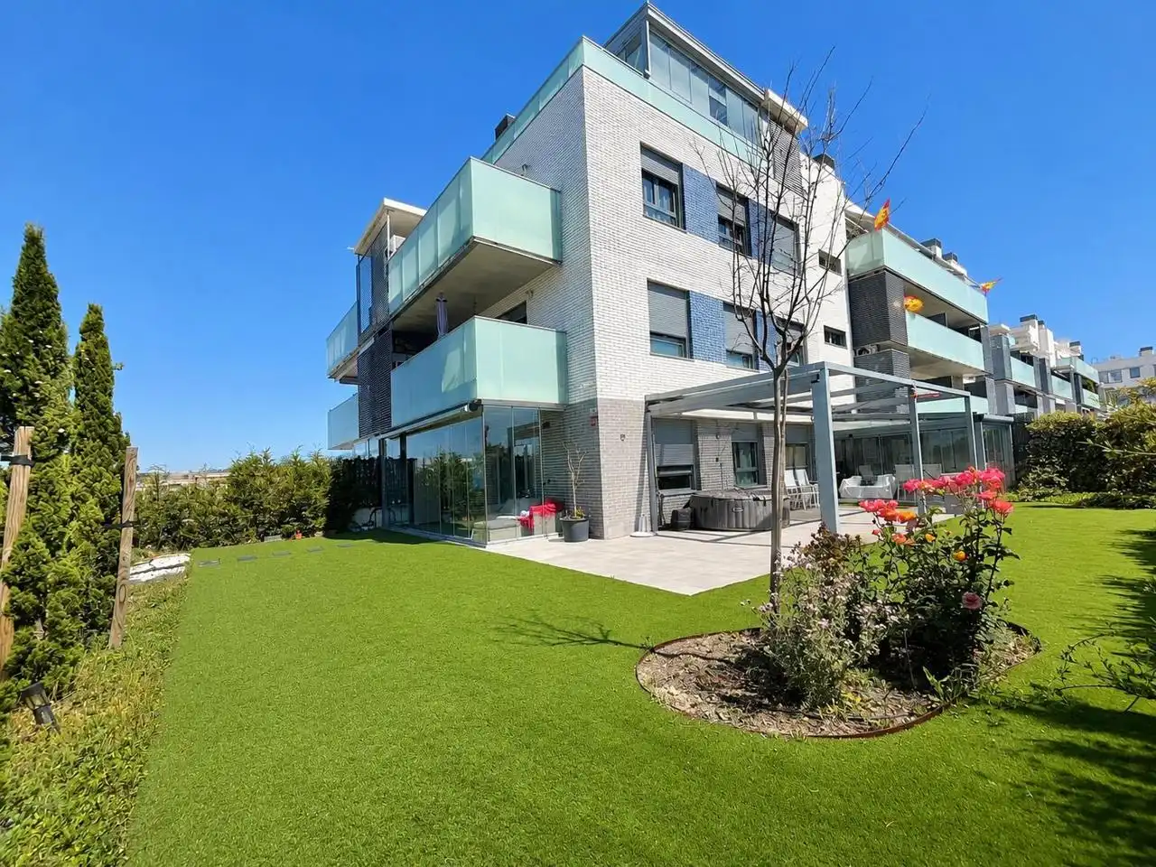 Vista exterior de Planta baja en venta en Villalbilla con Calefacción, Jardín privado y Terraza