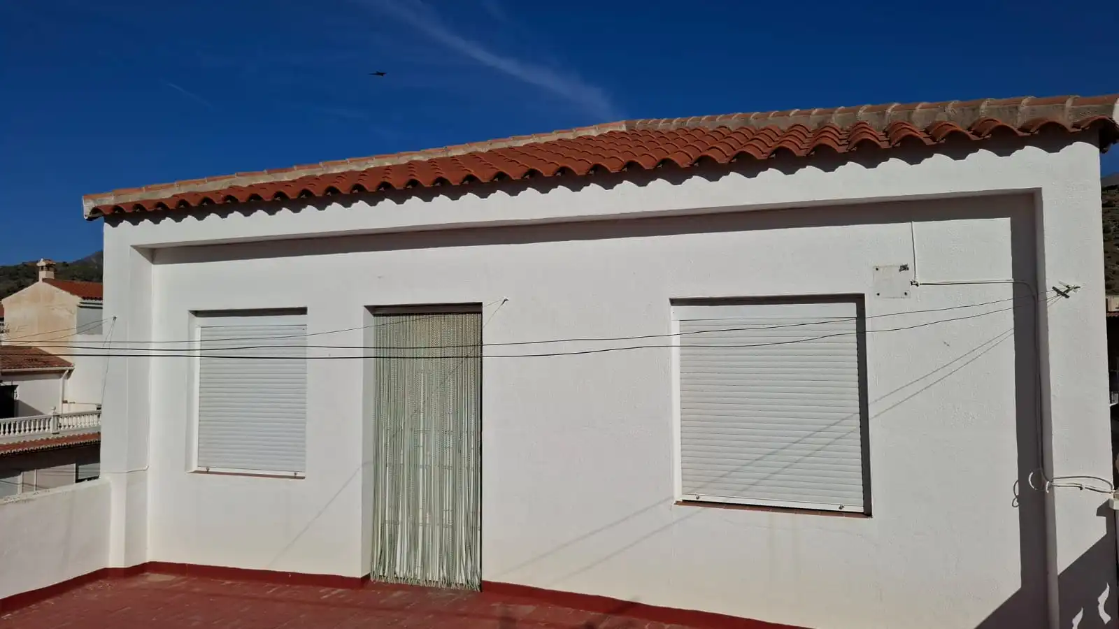 Außenansicht von Einfamilien-Reihenhaus zum Verkauf in Vélez de Benaudalla mit Privatgarten, Terrasse und Möbliert