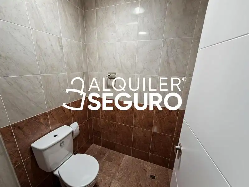 Badezimmer von Geschaftsraum zur Miete in Ciempozuelos