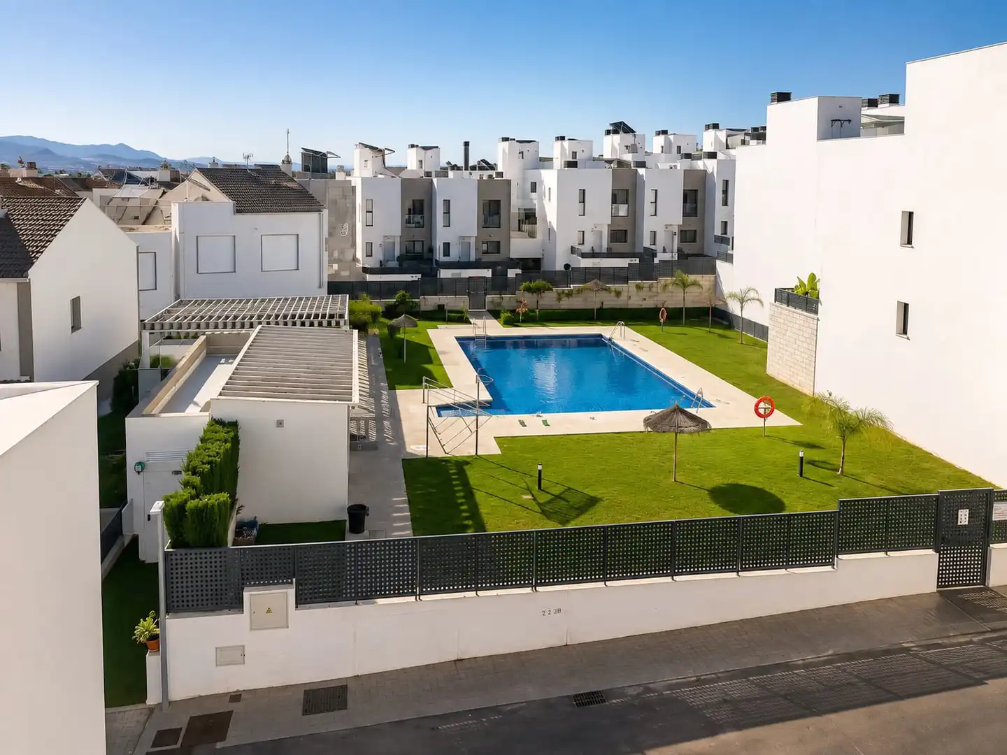 Piscina de Casa adosada en venda en Alhaurín de la Torre amb Aire condicionat, Calefacció i Jardí privat