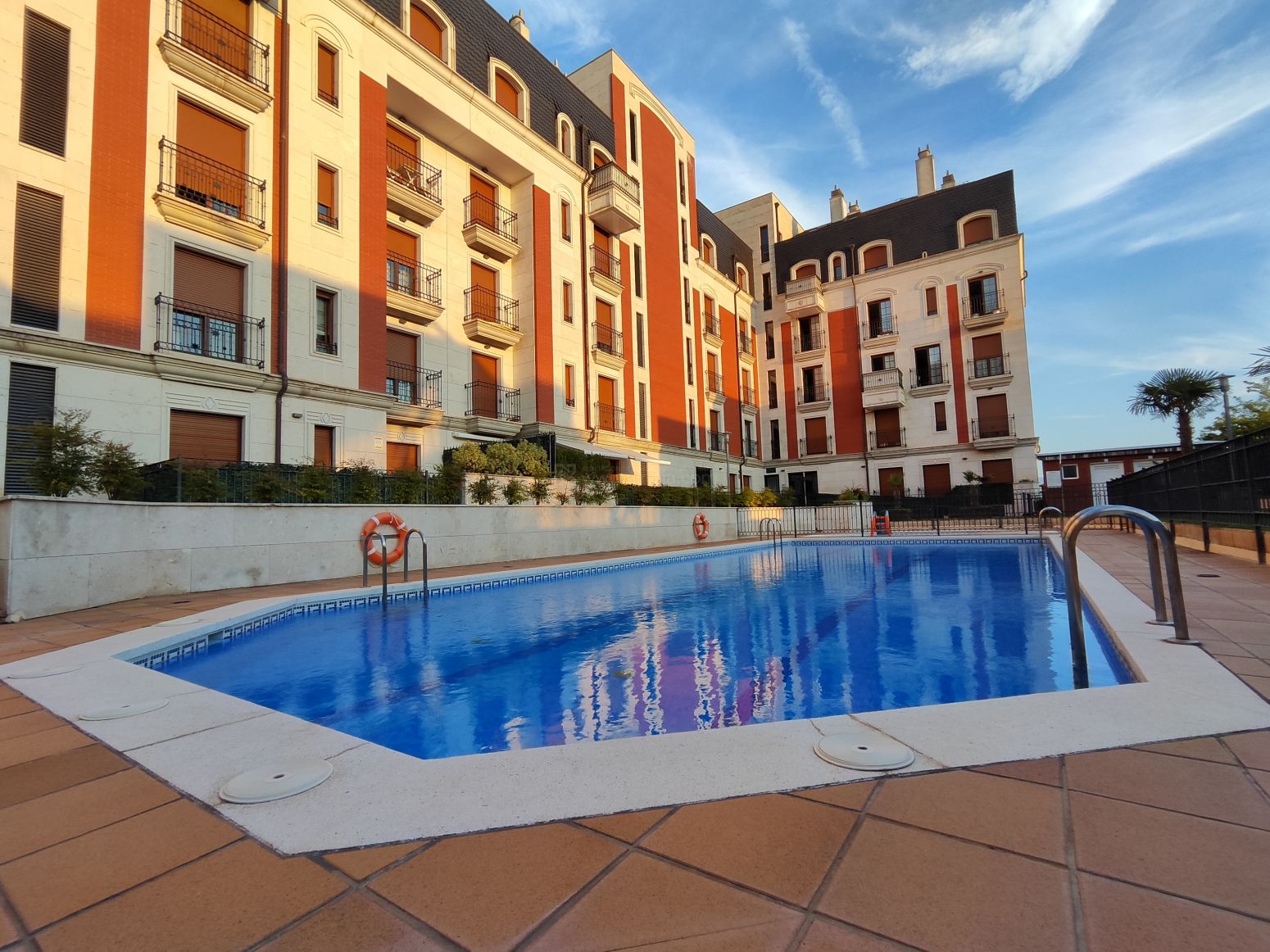Piscina de Pis en venda en  Logroño amb Aire condicionat, Calefacció i Jardí privat