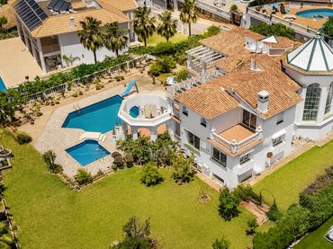 Casa amb piscina en venda a Calle de Finlandia