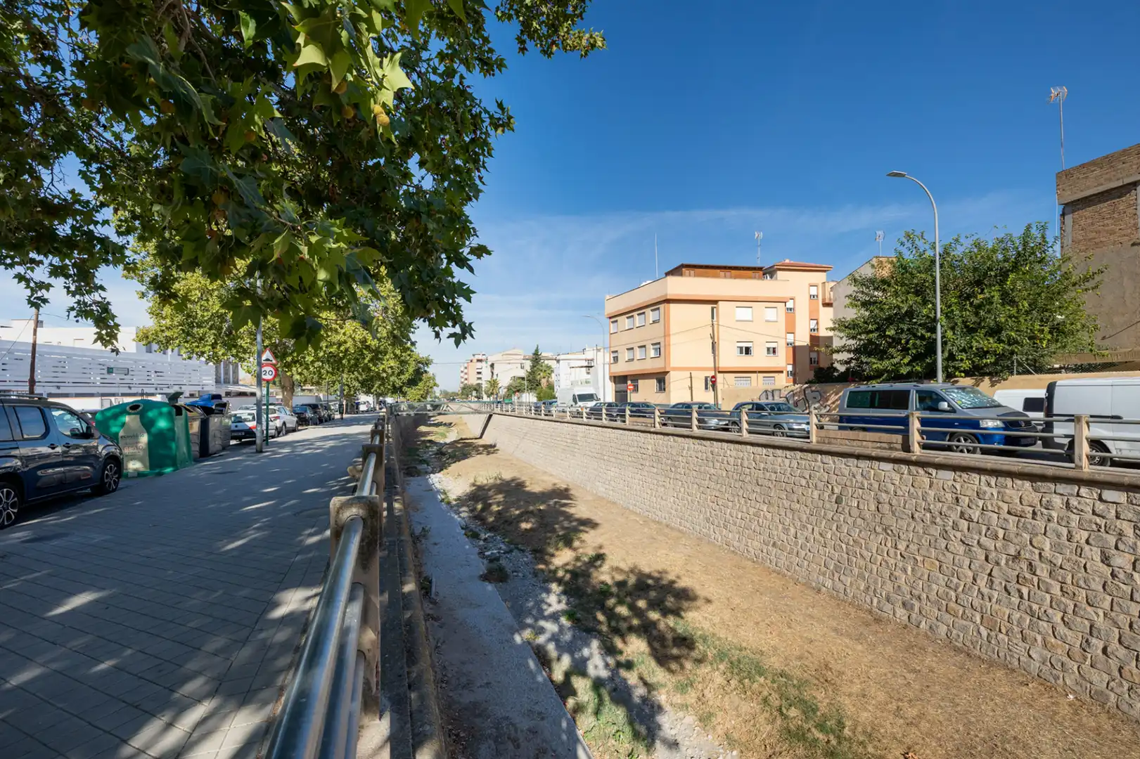 Vista exterior de Local en venda en Granada