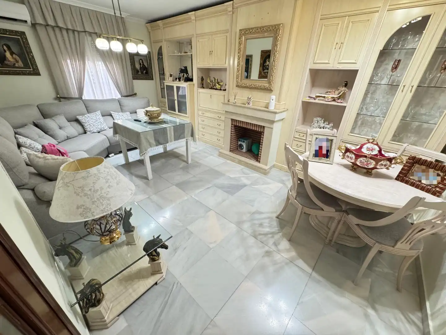 Sala d'estar de Casa adosada en venda en Dos Hermanas amb Aire condicionat