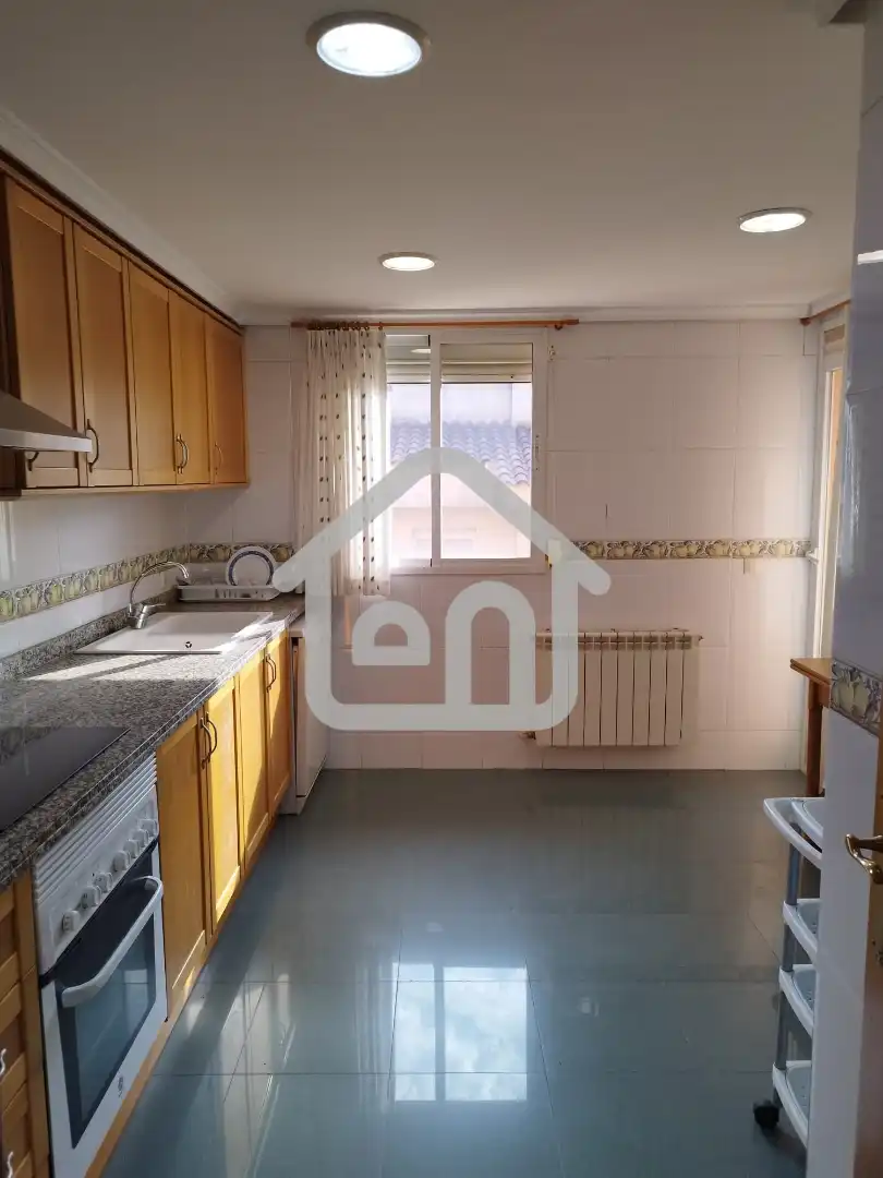 Küche von Einfamilien-Reihenhaus zum Verkauf in Requena mit Klimaanlage und Balkon