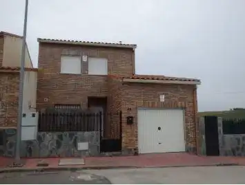 Casa aparellada amb jardí en venda a El Casar de Escalona