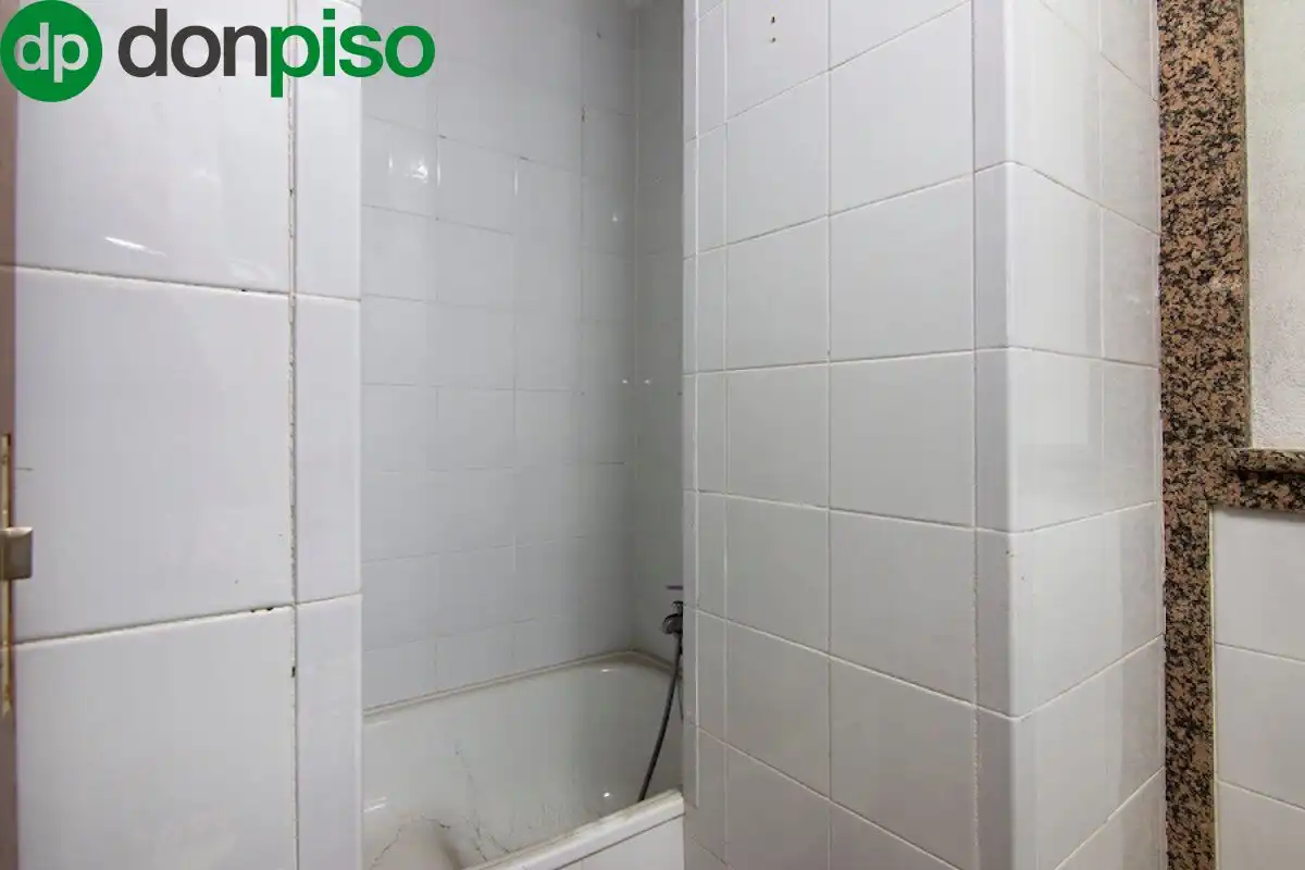 Baño de Local en venta en Granada con Amueblado