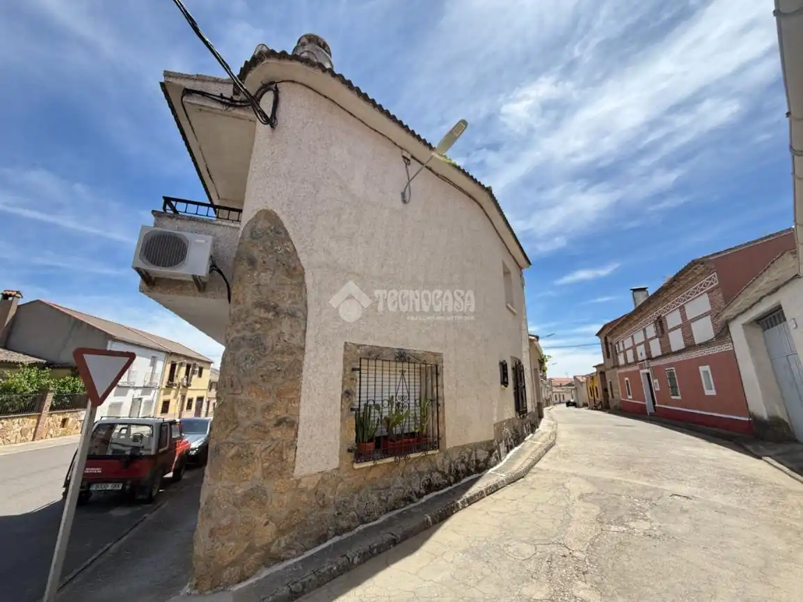 Vista exterior de Casa adosada en venta en Lucillos con Aire acondicionado y Calefacción