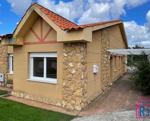 Exterior view of Single-family semi-detached to rent in Valverde de la Virgen  with Heating