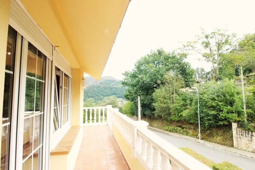 Vista exterior de Casa o chalet en venta en Parres con Piscina y Amueblado