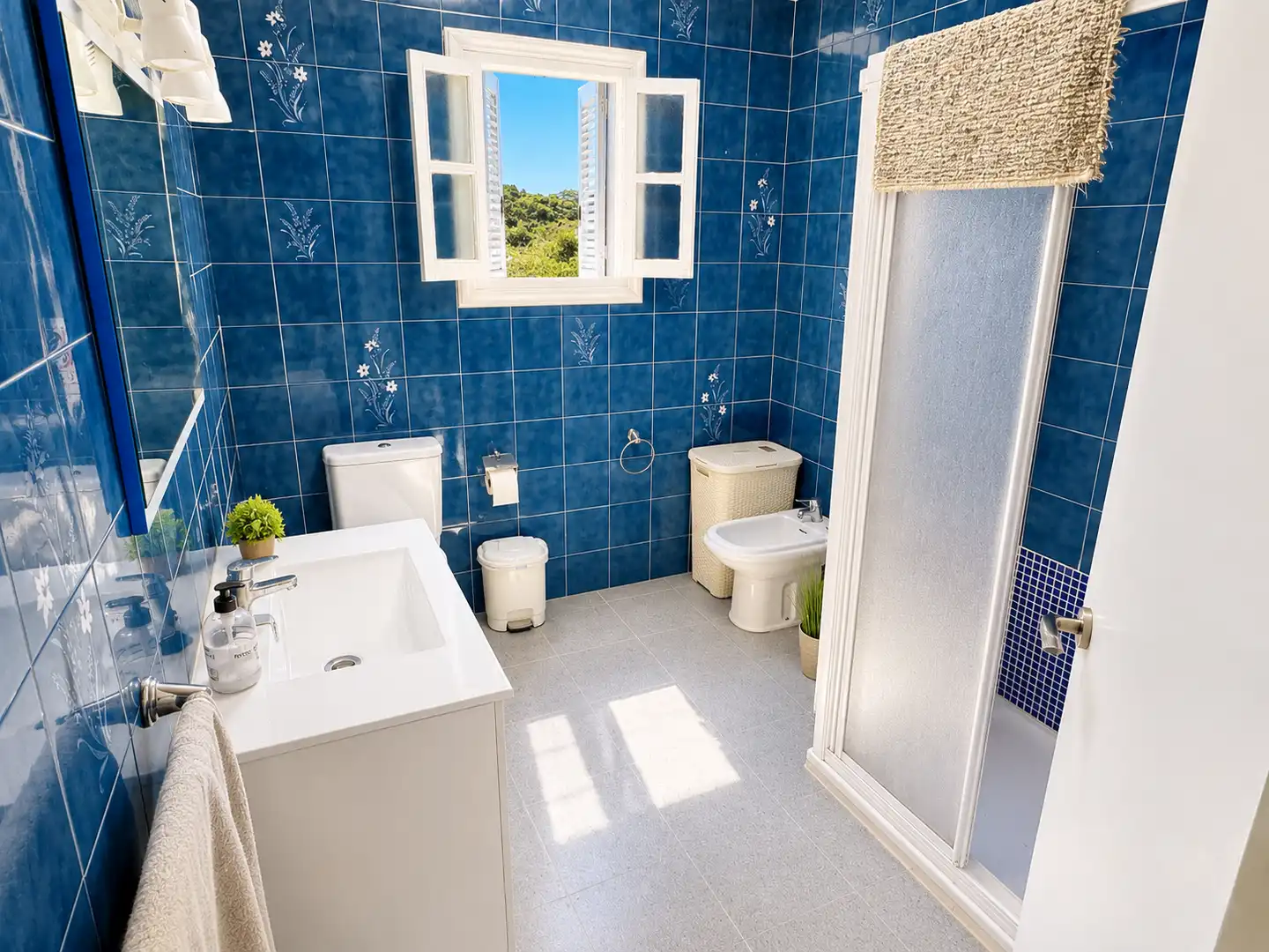 Bany de Casa o xalet en venda en Estepona amb Jardí privat, Terrassa i Piscina