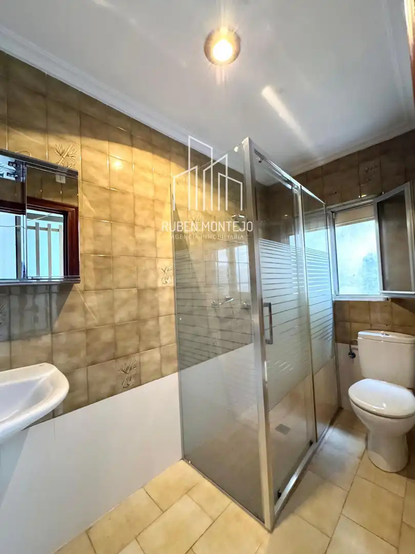 Baño de Casa adosada en venta en Gomecello con Calefacción, Terraza y Trastero
