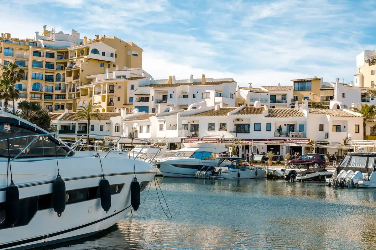 Vista exterior de Casa adosada de lloguer en Marbella amb Piscina comunitària