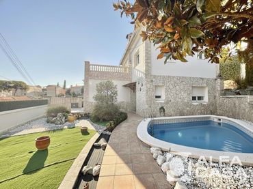 Casa con balcone in vendita a Santa Clotilde