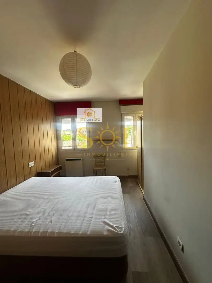 Dormitori de Apartament en venda en León Capital  amb Calefacció, Parquet i Moblat