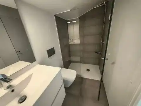 Badezimmer von Dachboden zum Verkauf in Pals mit Terrasse, Möbliert und Gemeinschaftspool