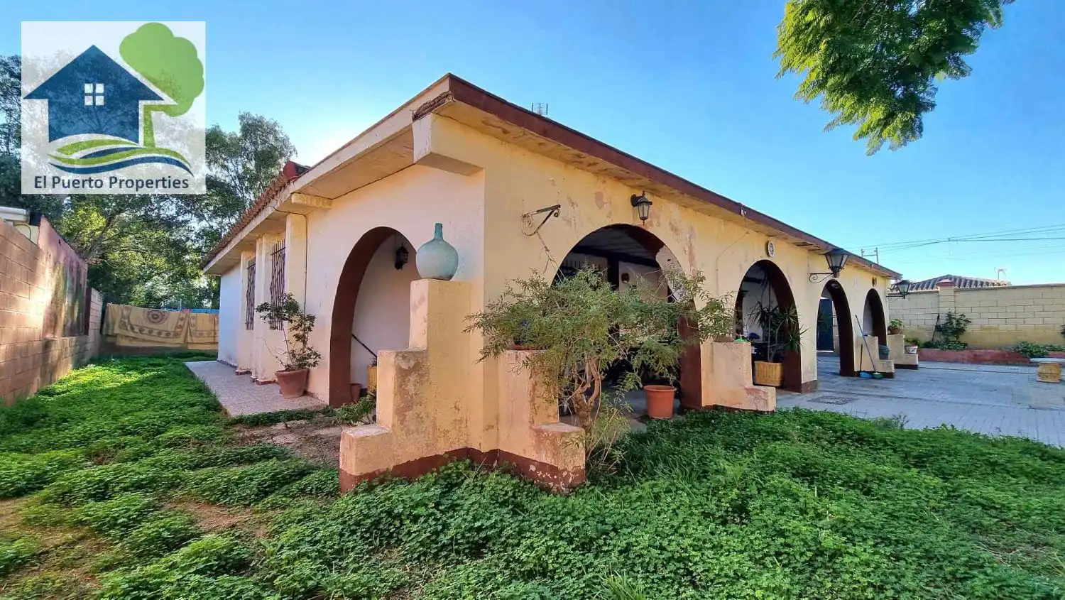 Vista exterior de Casa o xalet en venda en El Puerto de Santa María amb Aire condicionat, Calefacció i Jardí privat