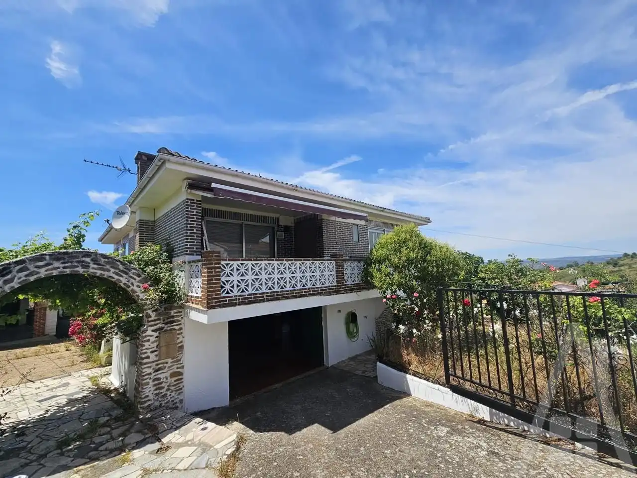 Vista exterior de Casa o xalet en venda en Mieza amb Calefacció, Jardí privat i Terrassa