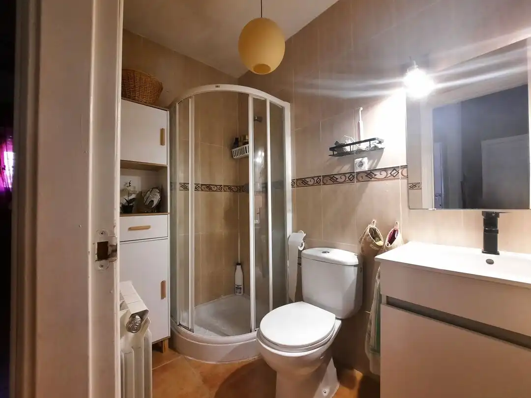 Badezimmer von Einfamilien-Reihenhaus zum Verkauf in Escalona mit Klimaanlage, Heizung und Terrasse