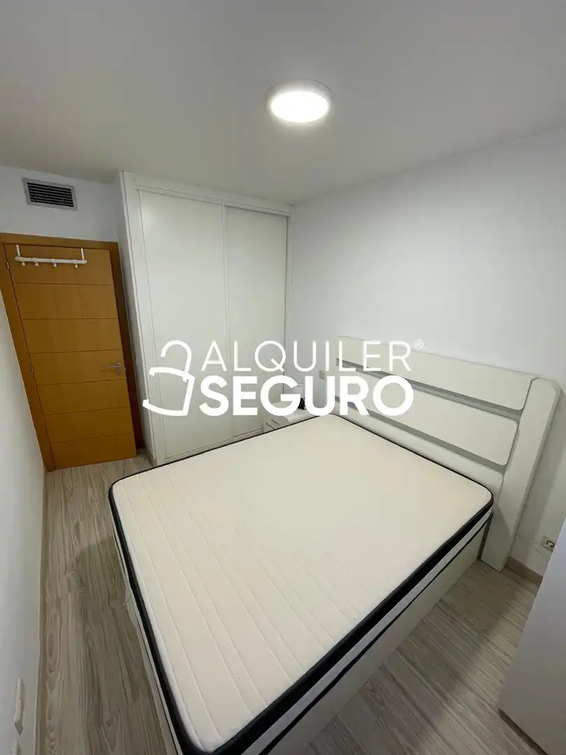 Bedroom of Flat for rent in Madrid  with Air Conditioner, Heating and Storage room