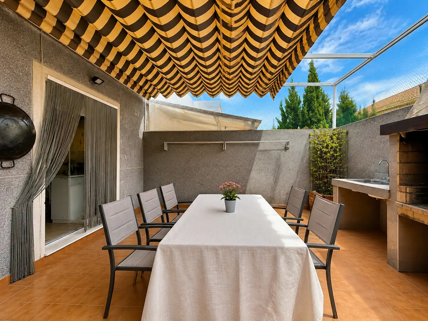 Terrasse von Einfamilien-Reihenhaus zum Verkauf in San Antonio de Benagéber mit Klimaanlage, Heizung und Privatgarten