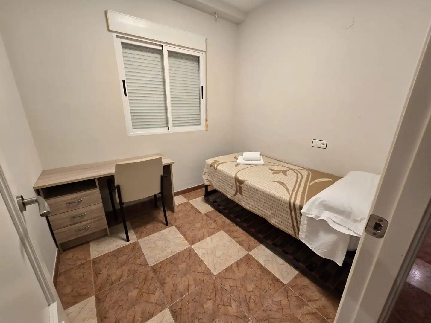 Dormitori de Pis en venda en Motril amb Aire condicionat, Terrassa i Moblat